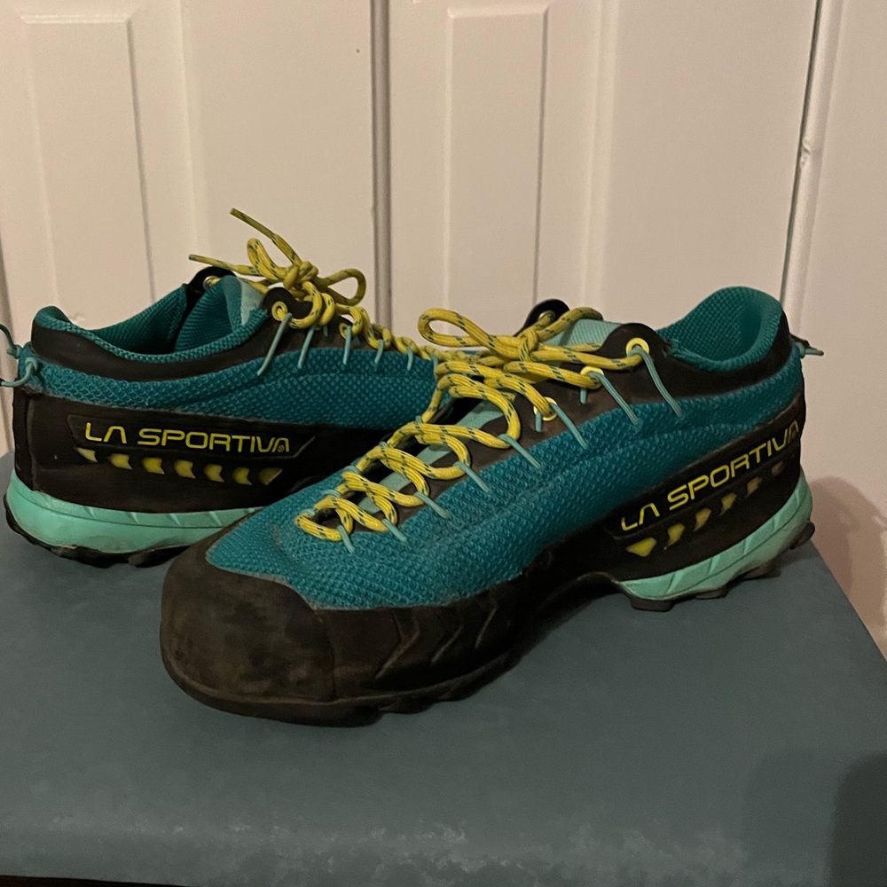 Women S 7.5 high end canyoning shoes. Like new. Water wicking breathable fabric